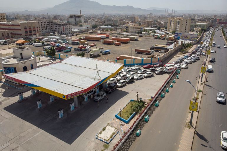 طوابير من المركبات أمام محطة وقود في محافظة إب وسط اليمن