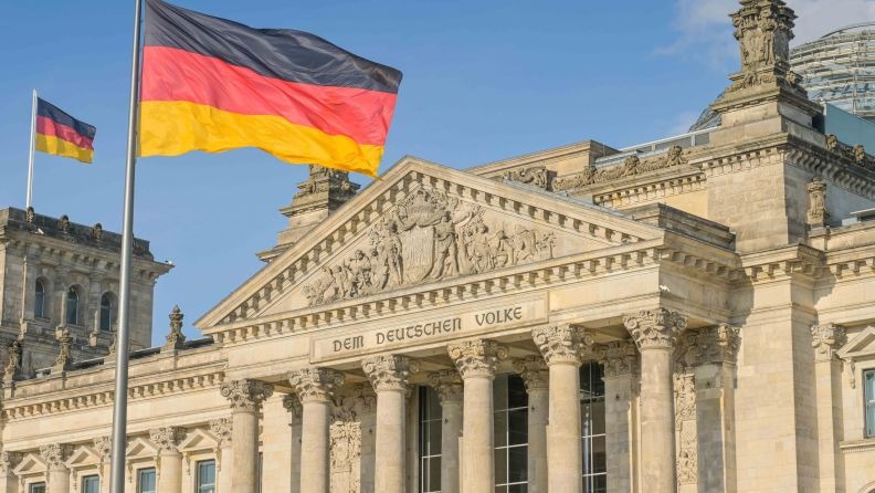 ألمانيا تقيد لم شمل اللاجئين وتشدد قوانين الجنسية - العمق المغربي