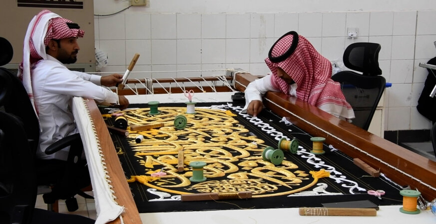 أغلى ثوب في العالم.. الجزيرة نت داخل مجمع الملك عبد العزيز لكسوة الكعبة