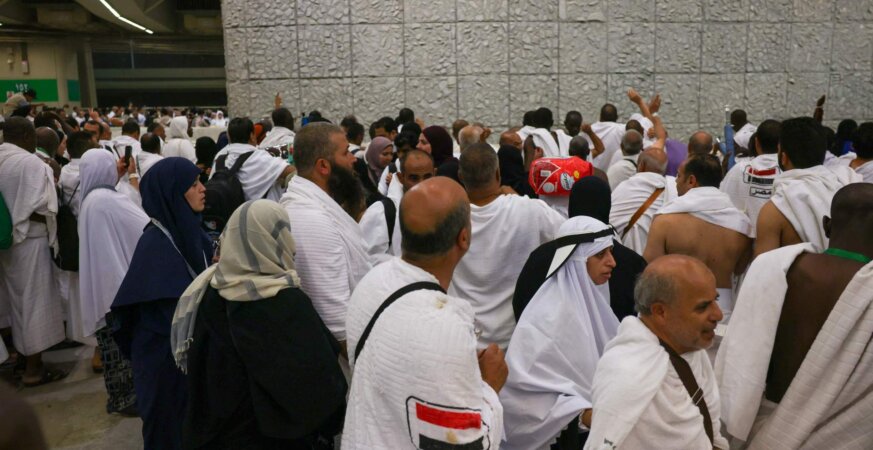 الحجاج يبدؤون رمي الجمرات في أول أيام عيد الأضحى
