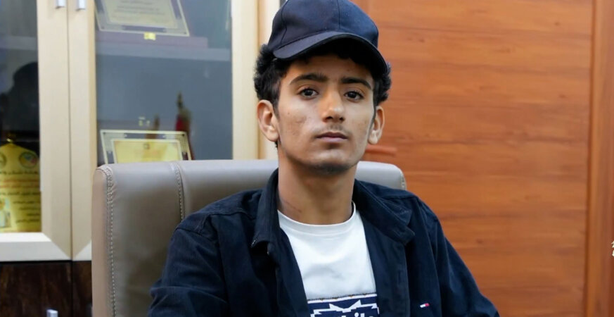 شاب يمني ينقذ رجلا من الغرق وسط أمواج هائجة والمنصات تتفاعل