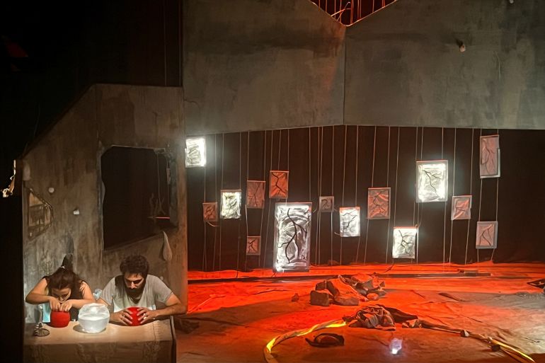 أحمد إبراهيم_دمشق_سوريا_14-آب_نيوز عربي_مشهد من مسرحية طعم الجدران مالح الفصل الثالث