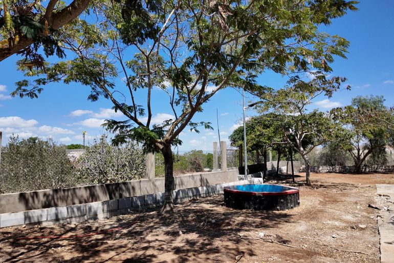 إعادة بناء الأحواض داخل حديقة بني حيّان تمهيدا لزراعتها بالورود بعد أن دمرها الاحتلال الإسرائيلي (نيوز عربي)