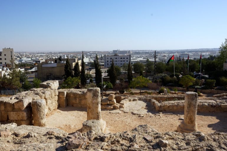 بقايا المسجد المبني فوق الكهف وهو الأقدم في الأردن . نيوز عربي.jfif