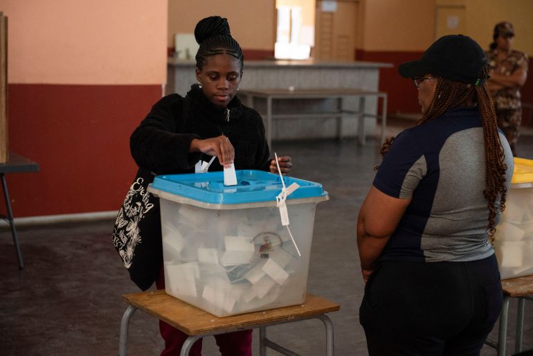 A woman casts her vote in an the extension of the presidential and national assembly elections after delays on the offical election day earlier this week in Windhoek, Namibia, November 29, 2024. REUTERS/Noah Tjijenda