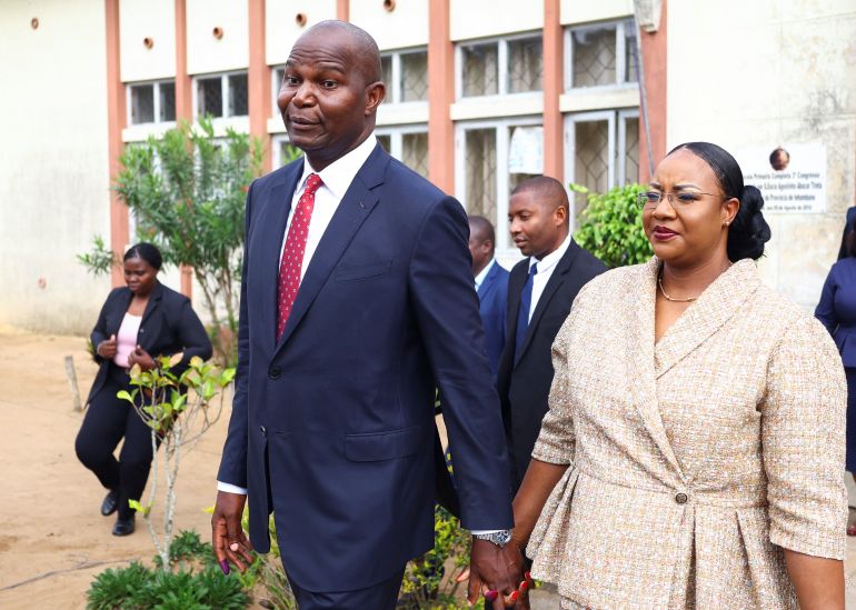 Daniel Chapo, presidential candidate of the ruling Frelimo party leaves with his wife, Gueta Chapo after casting their vote during the general elections at Inhambane, in southern Mozambique, October 9, 2024. REUTERS/Siphiwe Sibeko