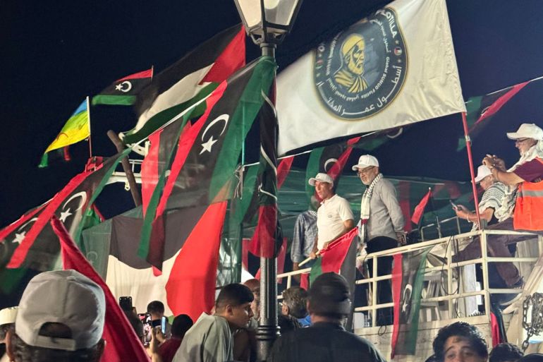 النشطاء-يجمعون-الاسماء-ويعطون-مسار-الرحلة-الى-الاهالي-