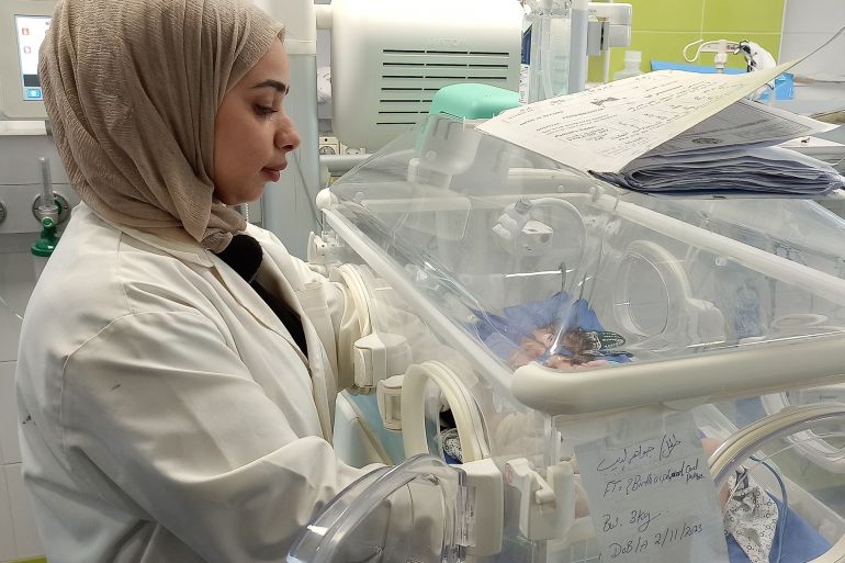 طبيبة مستشفى ناصر تقيس النبض لرضيع حالته الصحية متدهورة