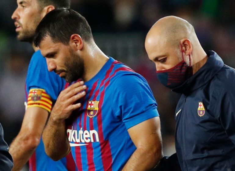 LaLiga - FC Barcelona v Deportivo Alaves Soccer Football - LaLiga - FC Barcelona v Deportivo Alaves - Camp Nou, Barcelona, Spain - October 30, 2021 FC Barcelona's Sergio Aguero leaves the pitch after sustaining an injury REUTERS/Albert Gea