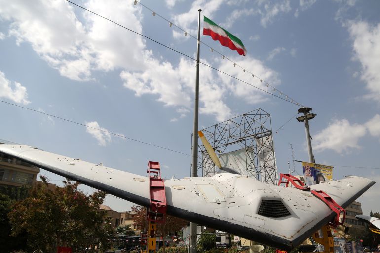 شهدت العاصمة الإيرانية طهران، السبت، عرضا للأسلحة الثقيلة بما فيها الصواريخ الباليستية والطائرات المسيّرة. وذكر مراسل الأناضول أن العرض أقيم بمناسبة ما تسميه طهران "أسبوع الدفاع المقدس"، والذي تنظمه لإحياء ذكرى الحرب العراقية - الإيرانية التي بدأت عام 1980 واستمرت 8 أعوام. وكان لافتا خلال الفعالية في طهران، عرض الأسلحة الإيرانية الثقيلة، وبينها الصواريخ الباليستية وأنظمة الدفاع الجوي والطائرات المسيّرة. وجرى عرض الأسلحة في ميدان بهارستان قرب البرلمان الإيراني، ووُضع إلى جانبها ملصق للمرشد علي خامنئي. ( Fatemeh Bahrami - وكالة الأناضول )
