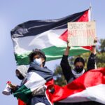 ابنة أحمد سعد تفاجئه بالغناء على الهواء في «معكم منى الشاذلي» (فيديو)