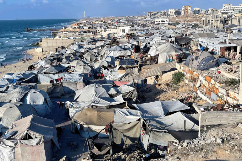 آلاف الخيام تنتشر على طول الطريق الساحلي غرب مدينة غزة