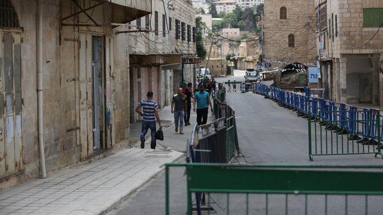 البلدية القديمة-الخليل-فلسطين-شارع مقسم بين المستوطنين (يمينا) والفلسطينيين (يسارا)