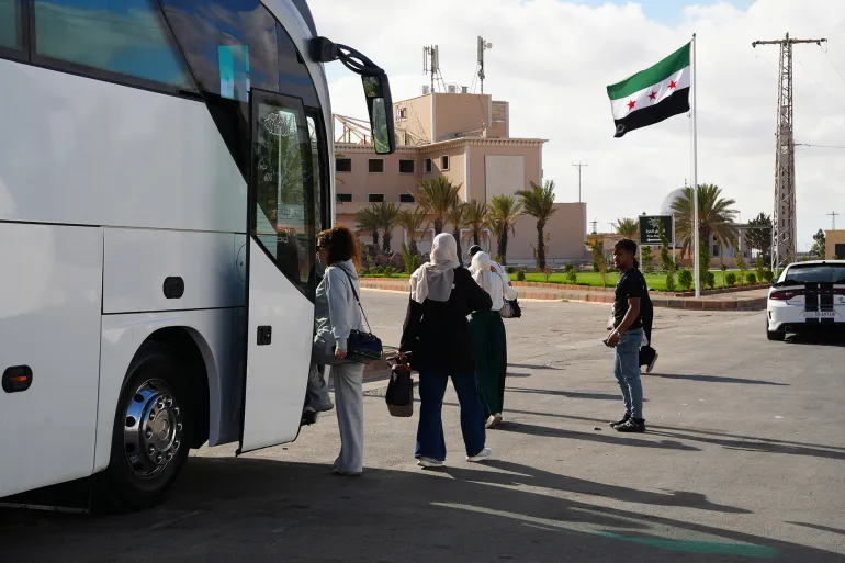 عدد من المسافرين القادمين من الأردن