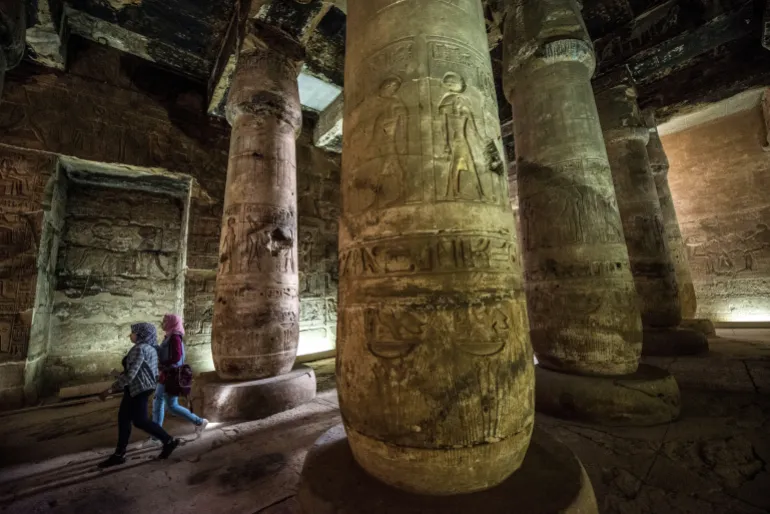 Abydos العرابة المدفونة - أبيدوس Visitors walk inside the New Kingdom period (16th-11th centuries BC) Temple of Seti I, as they tour in the archaeological site of Abydos near Egypt's southern city of Sohag, about 540 kilometres from the Egyptian capital Cairo, on April 5, 2019. (Photo by Khaled DESOUKI / AFP)