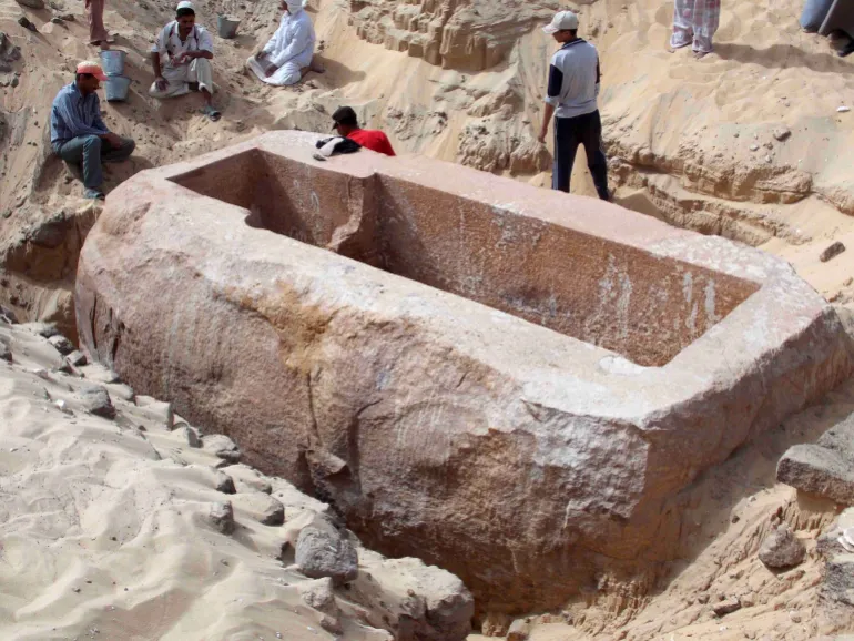 Abydos العرابة المدفونة - أبيدوس A handout picture taken on January 1, 2014 and released by Egypt's Supreme Council of Antiquities on January 6, 2014 shows 60-ton quartzite Sarcophagus chamber of King Sobekhotep I in south Abydos in Upper Egypt. A US team in Egypt has identified the tomb of pharaoh Sobekhotep I, believed to be the founder of the 13th dynasty 3,800 years ago, the antiquities minister said. AFP PHOTO / SCA == RESTRICTED TO EDITORIAL USE - MANDATORY CREDIT "AFP PHOTO/EGYPTIAN MINISTRY OF ANTIQUITIES" - NO MARKETING NO ADVERTISING CAMPAIGNS - DISTRIBUTED AS A SERVICE TO CLIENTS == (Photo by SCA / AFP)