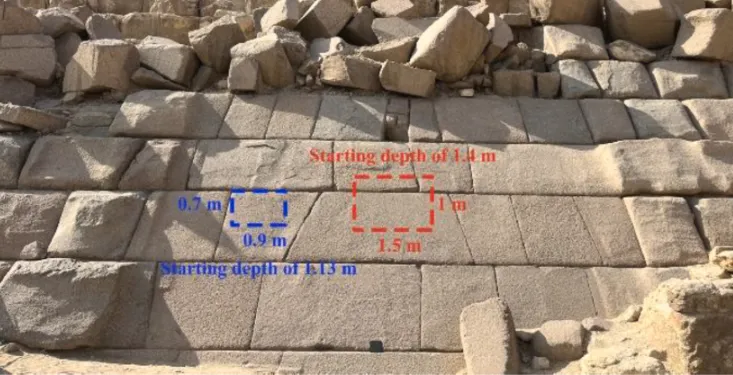 موقع وأبعاد الشذوذات المكتشفة على صورة حقيقية للواجهة الشرقية لهرم منقرع (الفريق البحثي)