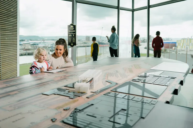 وصف لإطلاق السفينة تيتانيك جميع الصور مصدرها الفريق الصحفي للمتحف تيتانيك حيث يحظر تداول دخول الكاميرات للاستخدامات الاعلامية