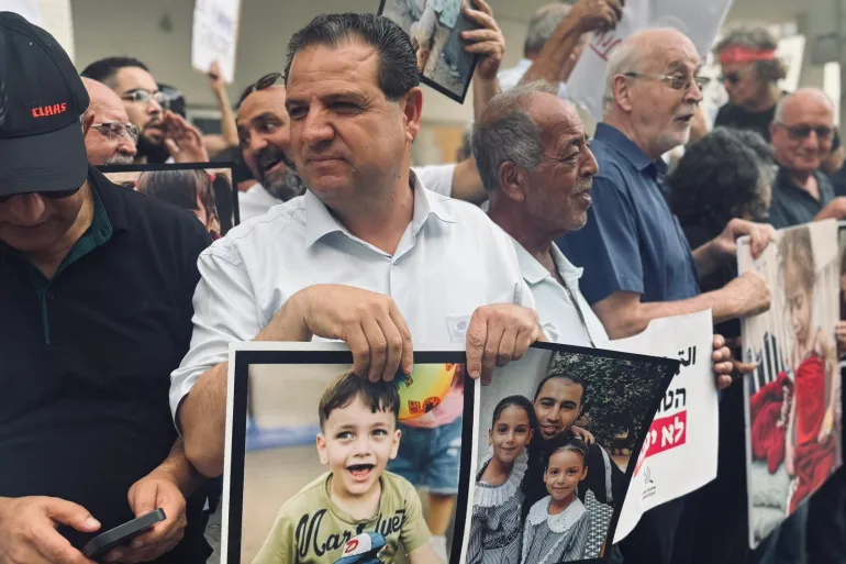 أيمن عودة مشاركا في تجمع لعرب ويهود يحتجون أمام السفارة الأميركية في تل أبيب على تجويع غزة من حسابة على تويتر