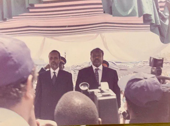 الرئيس الجيبوتي اسماعيل غيلة (يمين) مع الرئيس الصومالي المنتخب في اغسطس عام 2000 عبد القاسم صلاد حسن