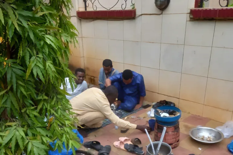 صور من اعتصامات التجار الموريتانيين في مالي أمام السفارة الموريتانية