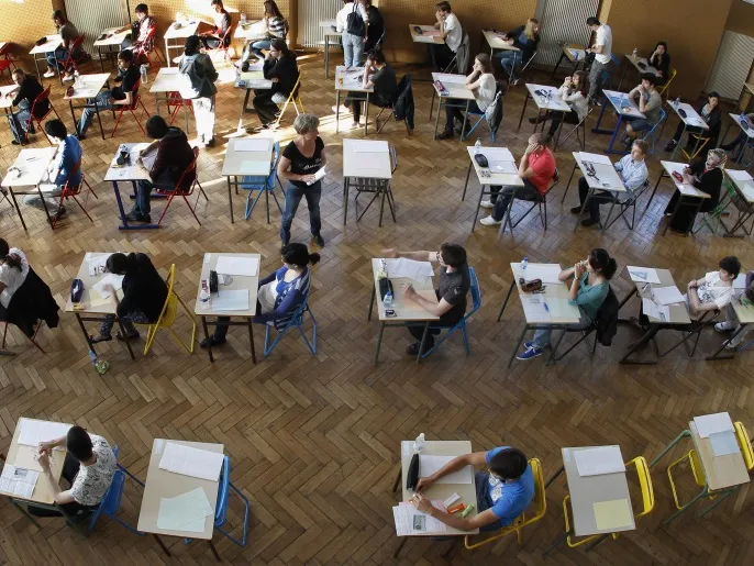 Students sit for the philosophy baccalaureate exam at the French Louis Pasteur Lycee in Strasbourg, June 18, 2012. The baccalaureate is the secondary school final examinations for qualification into university. REUTERS/Vincent Kessler (FRANCE - Tags: EDUCATION) ATTENTION EDITORS FRENCH LAW REQUIRES THAT THE FACES OF MINORS ARE MASKED IN PUBLICATIONS WITHIN FRANCE
