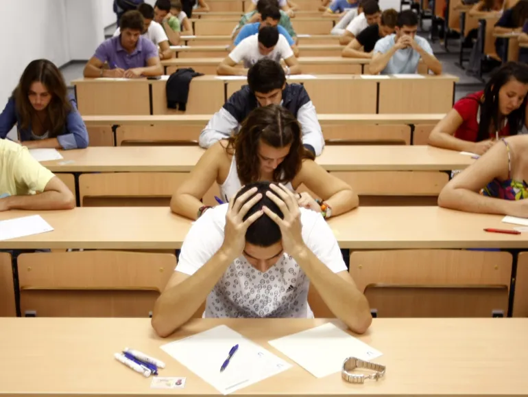 Students take a university entrance examination at a lecture hall in the Andalusian capital of Seville, southern Spain, September 15, 2009. Students in Spain must pass the exam after completing secondary school in order to gain access to university. REUTERS/Marcelo del Pozo (SPAIN EDUCATION SOCIETY)